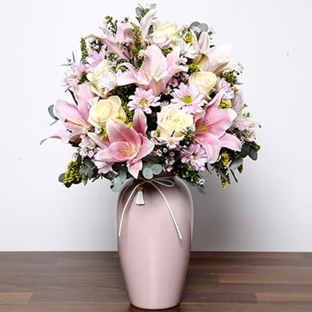 Pastel Coloured Mixed Flowers in Vase Pastel Coloured Mixed Flowers in Vase