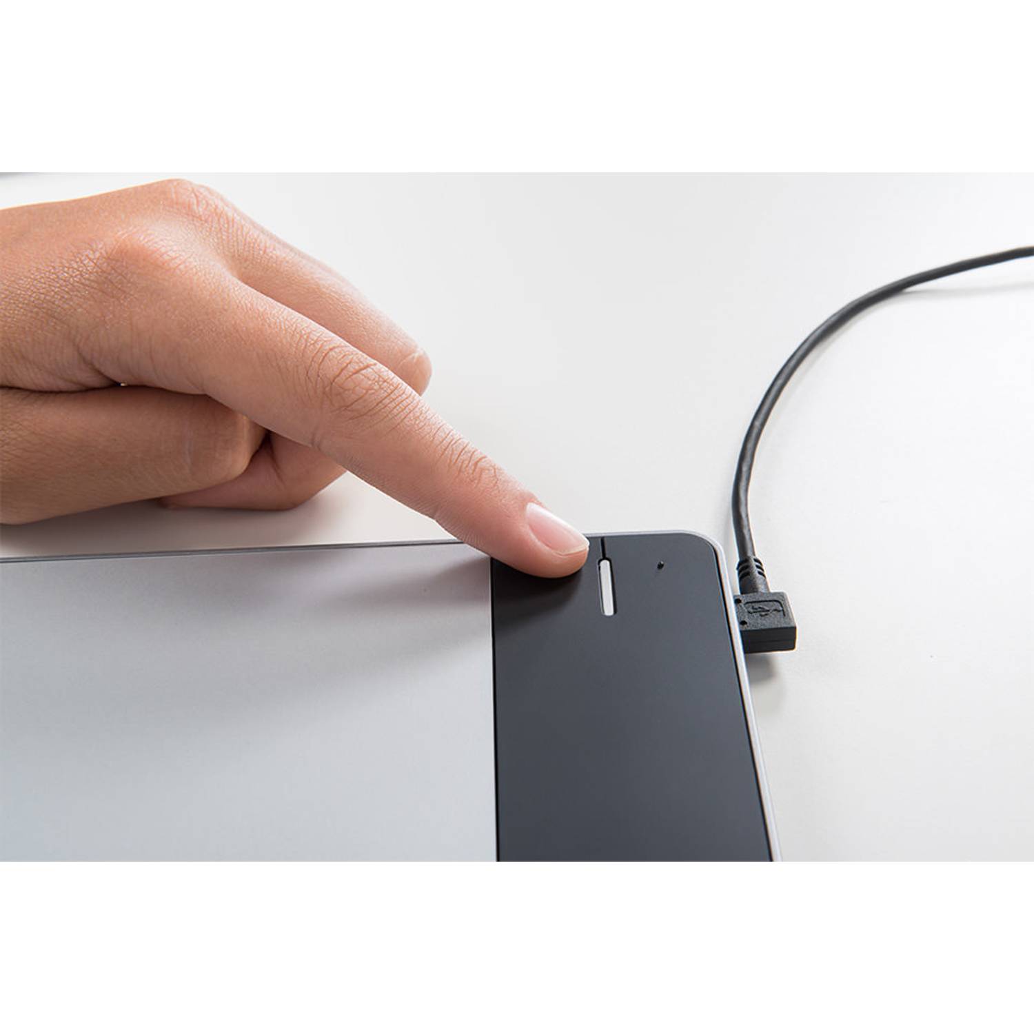 Wacom CTH690CKN Intuos Comic Pen & Touch Medium Wacom CTH690CKN Intuos Comic Pen & Touch Medium