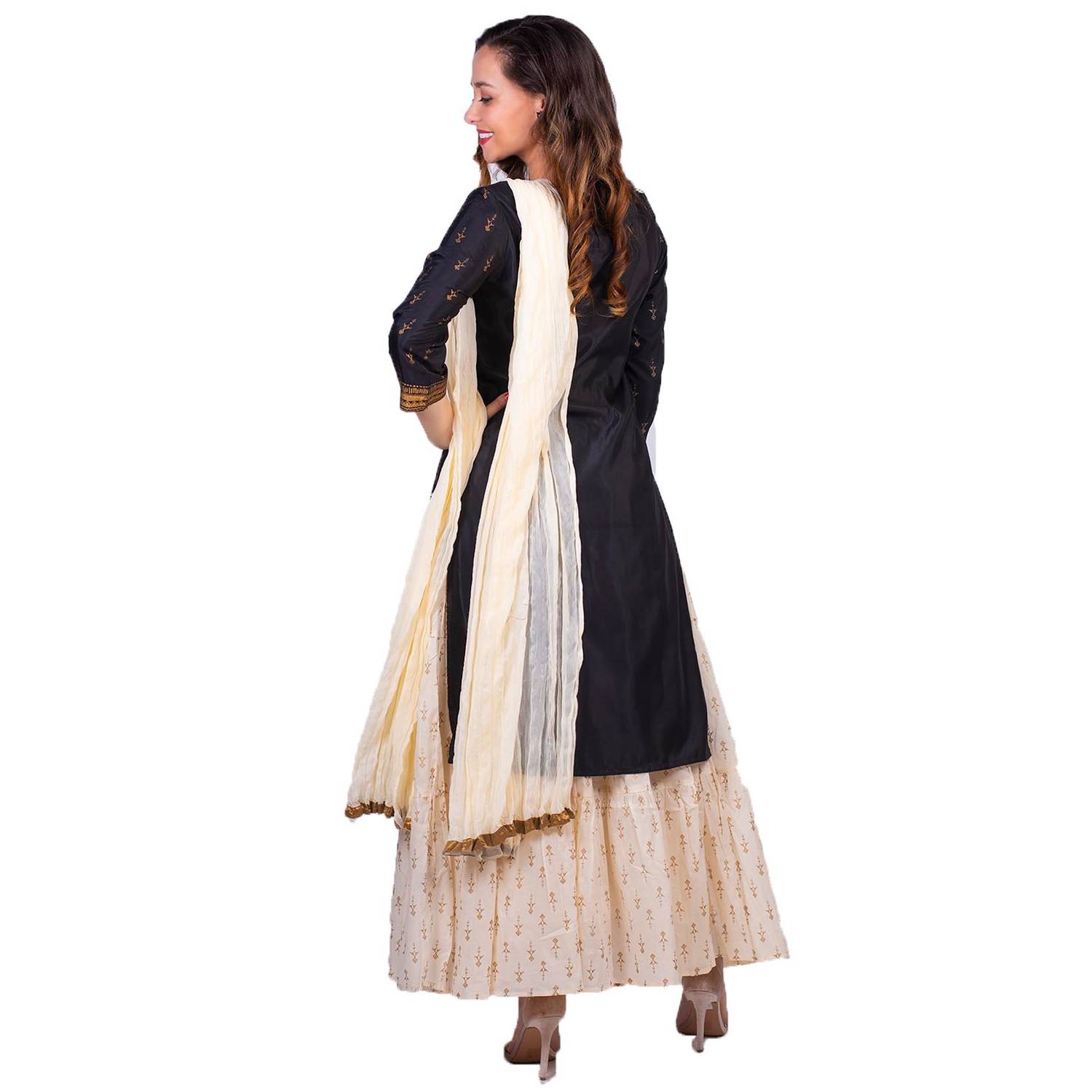 طقم ملابس نسائي إمارة طقم ملابس نسائي إمارة