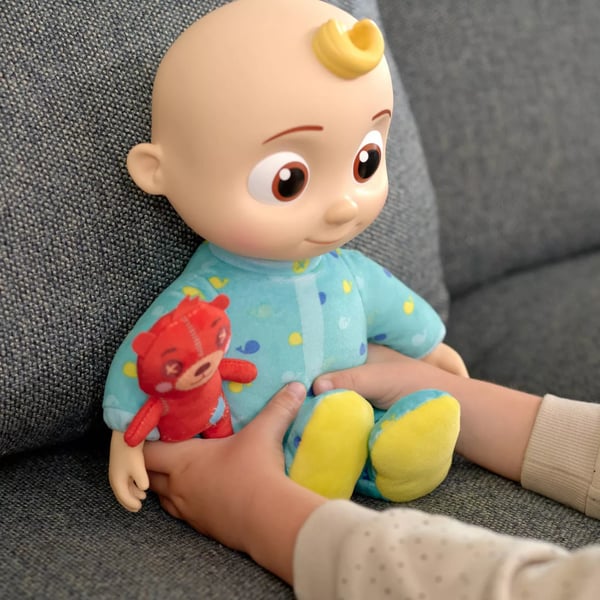 Buy Cocomelon Musical Bedtime Jj Doll Plush Roto 10inch Cmw0016 Online In Uae Sharaf Dg